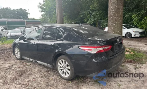 2020 Toyota Camry Le z USA, uszkodzony, nr VIN 4T1C11AK1LU999737